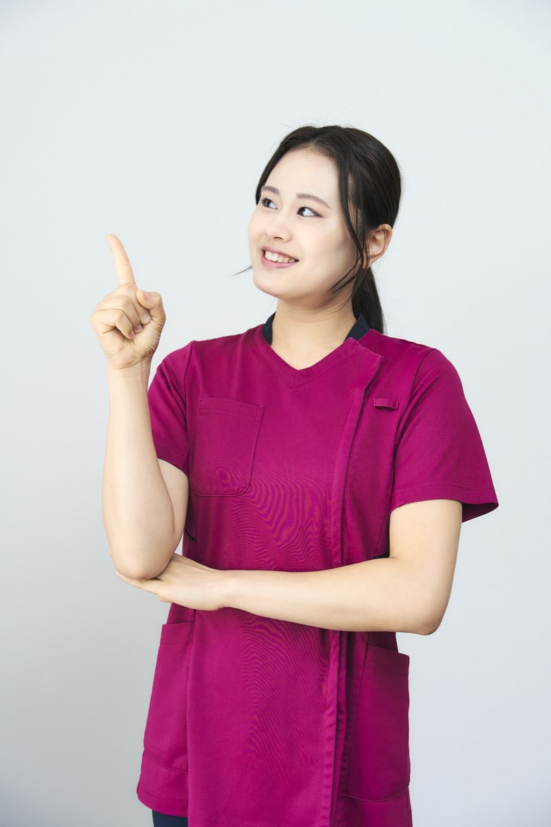 インディバの説明をするスタッフ